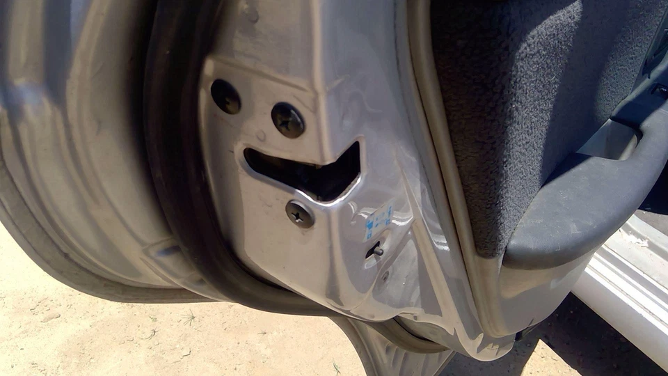 Pestillo puerta trasera izquierda conductor Kia Spectra 2004-2009 con varillas/cables montaje trasero Foto 2 de 4