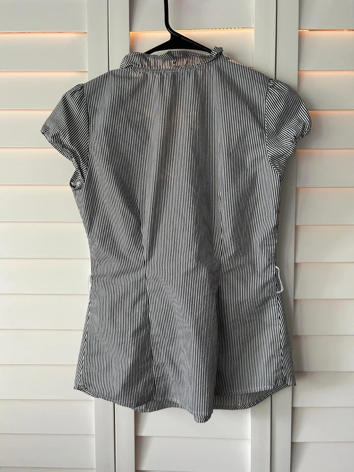 Blusa manga corta The Limited XS con volantes a rayas botones delanteros negra/blanca Foto 2 de 4