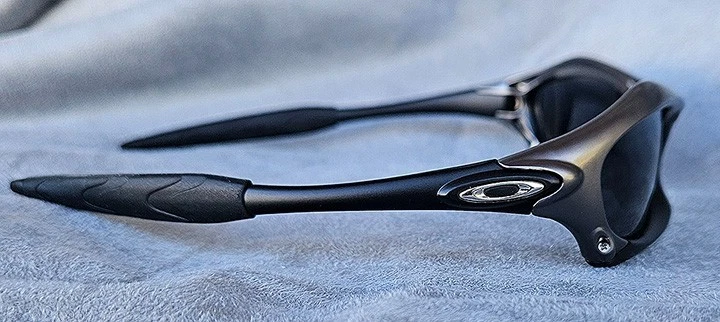 Lente Oakley empalme pulido negro/plateado/negro. Gafas de sol Y2K hechas en EE. UU. Foto 3 de 4