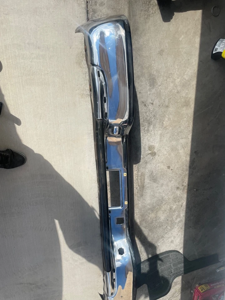 2000-2006 gmc yukon rear bumper chrome - Image 2 of 4