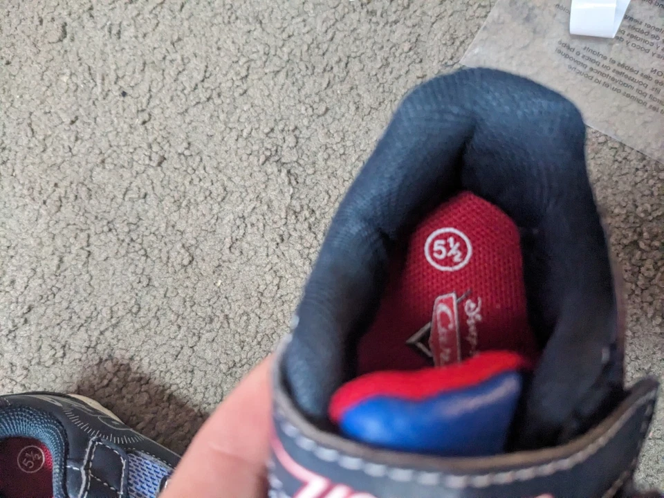 Tênis/sapatos infantis Disney/Pixar Cars Lightning McQueen tamanho 5 1/2 - Imagem 2 de 3