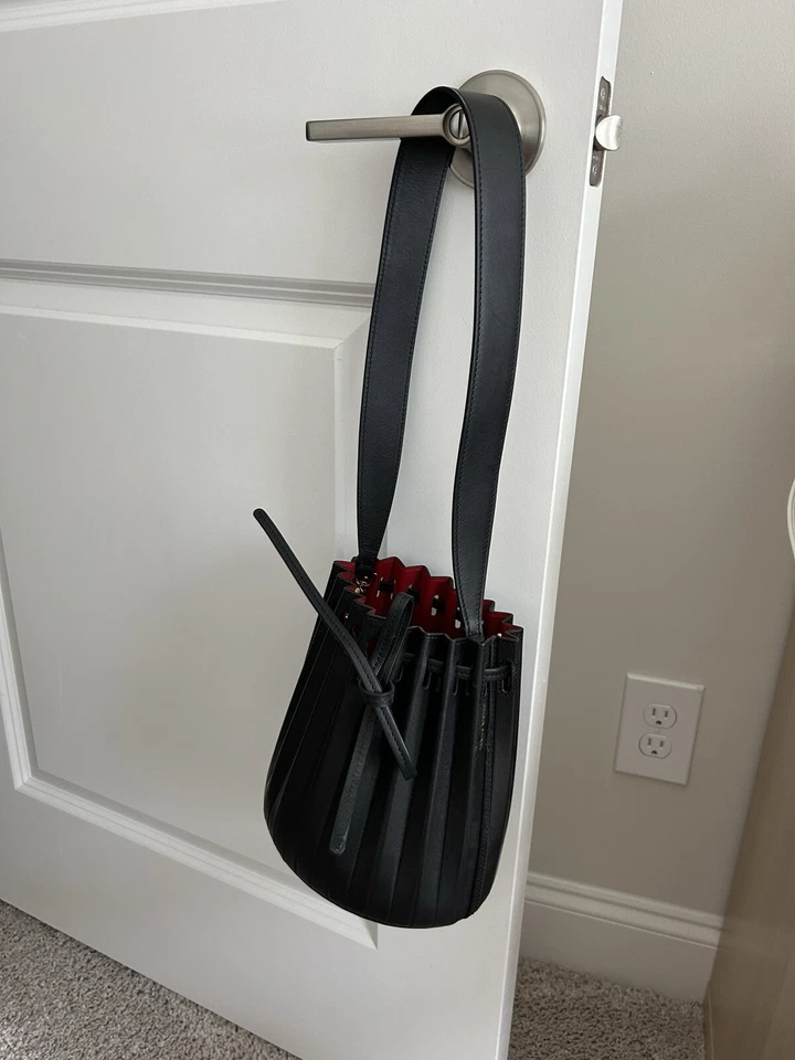 Mini bolso cubo plisado Mansur Gavriel en negro Foto 3 de 4