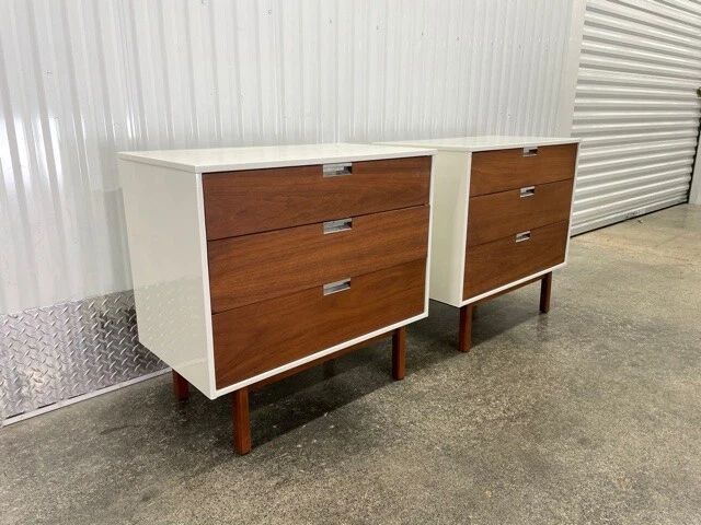 PAR DE MARAVILLOSAS CÓMODAS MODERNAS DIMINUTIVAS DE MEDIADOS DE SIGLO Foto 2 de 4