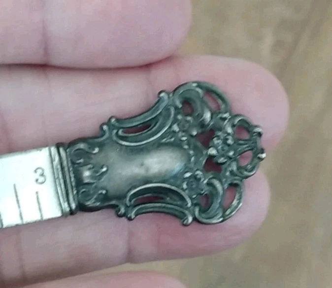 Antigua REGLA DE CALIBRE DE COSTURA MEDIDA DE DOBLADILLO VICTORIANO PLATA ESTERLINA  Foto 2 de 4