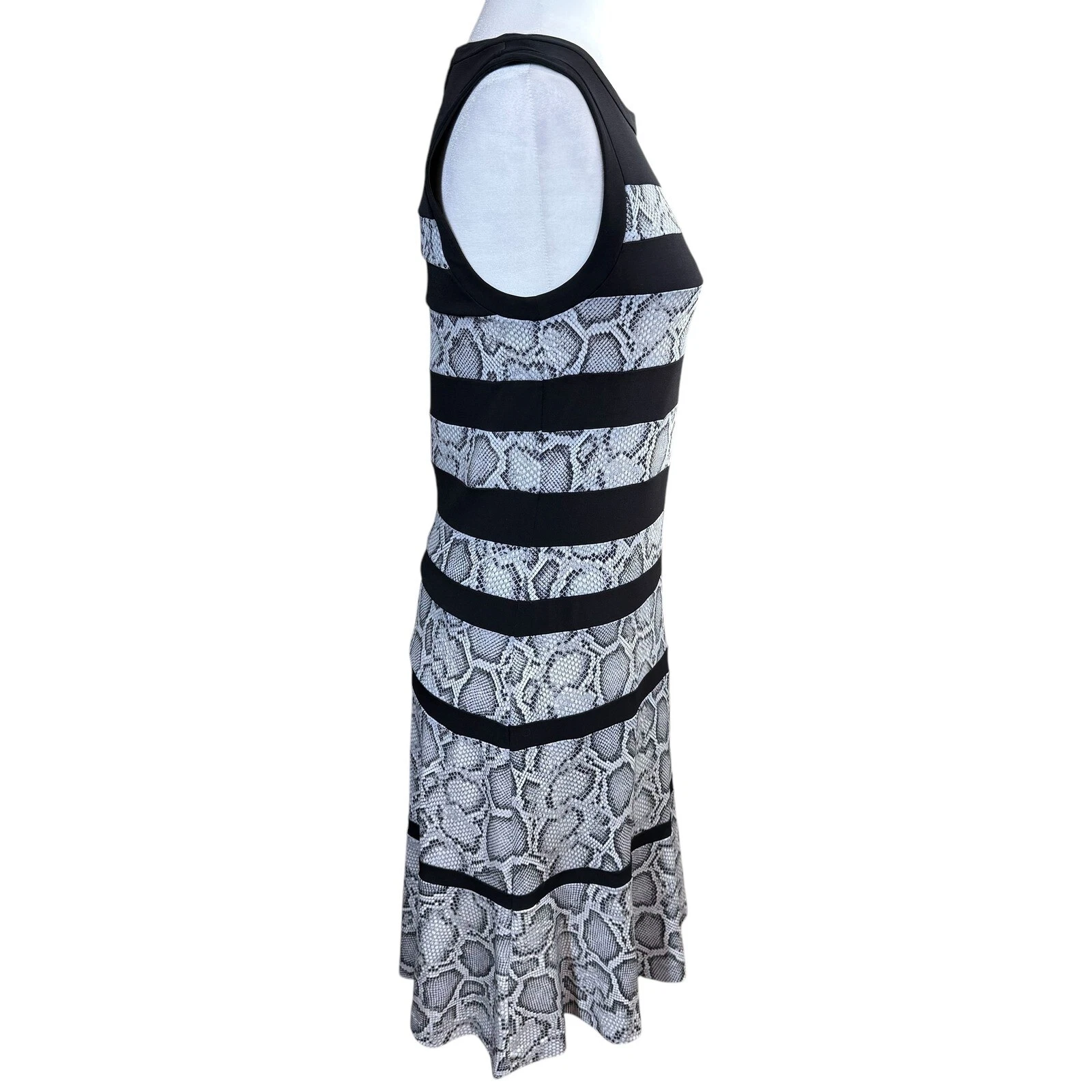 Abito Michael Kors smanicato stampa serpente righe vestibilità piccola svasato nero grigio