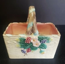 HALDON GROUP 1989 BERRY  Basketweave Ceramic Basket with Handle  EUC