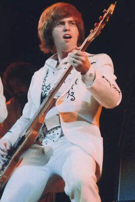 Leadsänger und Bassgitarrist Merrill Osmond spielt 4 x 6 Musik Foto