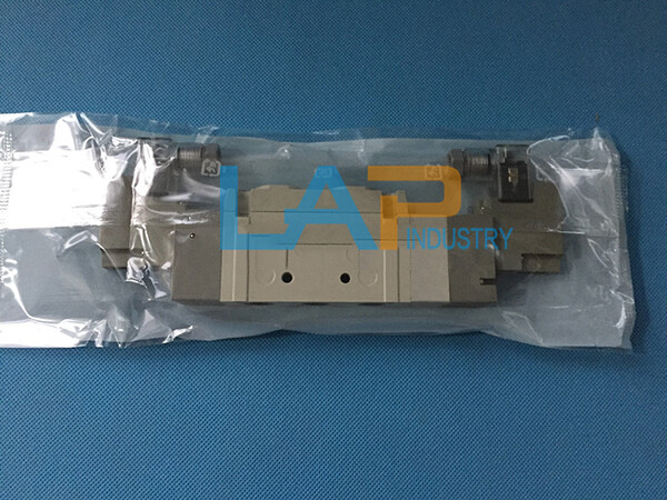1PCS NEW for SMC Solenoid valve SY5220-6G-01