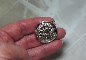 Vintage-Locket-Flowers-Floral-Design-Round-silver-tone-1-inch-NICE-amp-SHINY