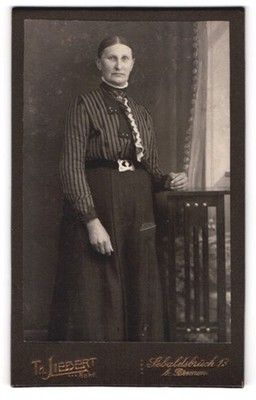 Fotografie Th. Liebert, Bremen, Sebaldsbrück 13, Bürgerliche Dame in modischer  