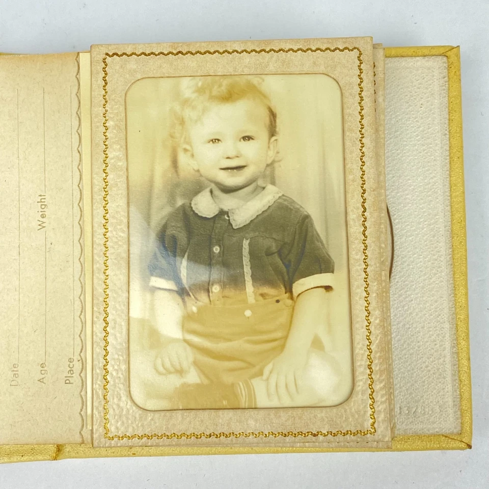Álbum de fotos vintage de nuestro bebé mini recuerdo amarillo con fotos Foto 3 de 4