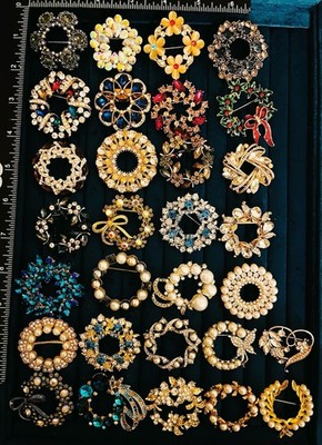 Lot of 30 Pieces Wreath Brooches Rhinestone Pearl Gold Silver Tone Jewelry Pins