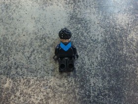 Lego Nightwing 30606 Blue Chest Symbol Batman II Super Heroes Minifigure