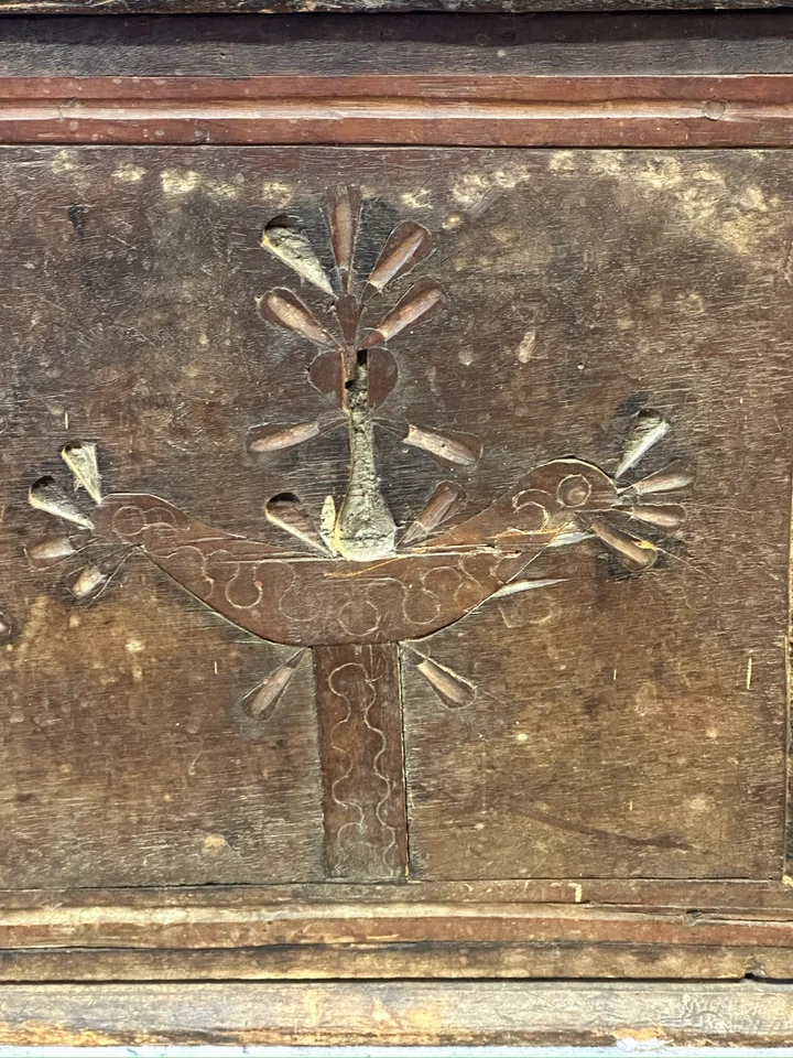 Antiguo cofre peregrino 1600 árbol escorpiano pájaro de la vida cofre colonial tallado Foto 4 de 4