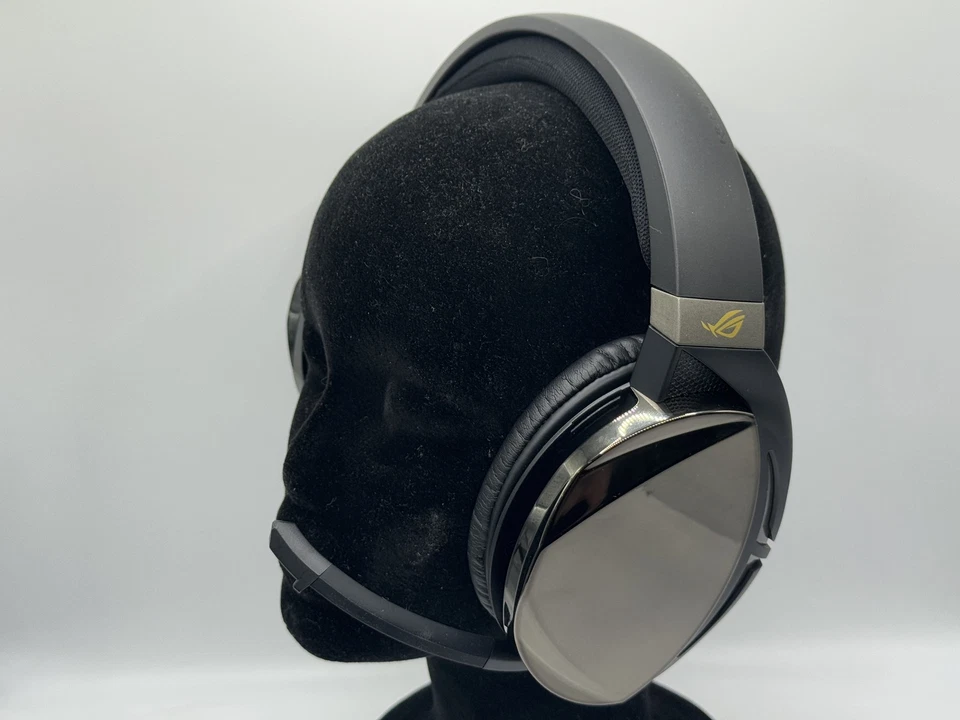 Auriculares para juegos Asus ROG Strix Fusion 700 sonido envolvente Bluetooth negros usados Foto 2 de 4