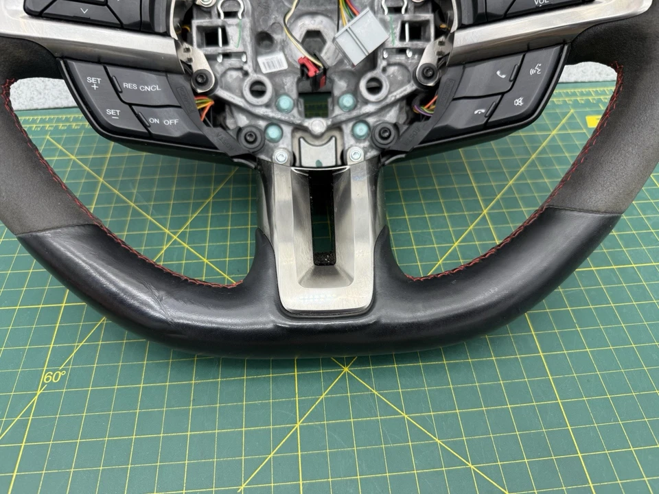 Ford Mustang GT350 2015-2017 Alcantara y volante de cuero con interruptores Foto 2 de 4