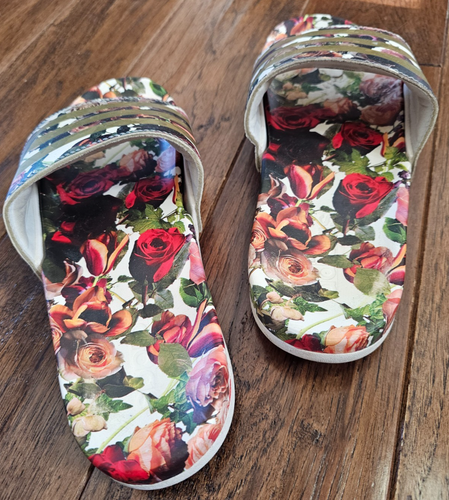 Sandalias Adidas Unisex Adilette Confort Floral/Dorado Rayas Talla 7 Mujer - Imagen 5 de 7
