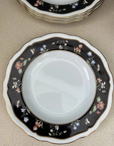 4 Mikasa Pompadour Black Rim Soup Bowls 9 1/4”