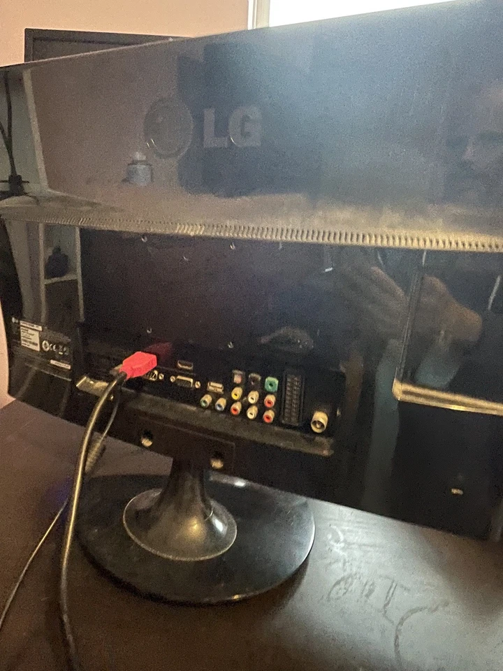 LG Flatron M2280D-PZ 22" HD TV / PC Monitor 19V & Remote Control - Image 3 of 4