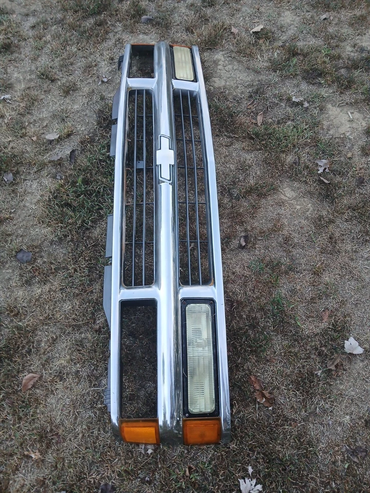 1994-1999 Chevrolet C/K 1500 2500 3500 Pickup Suburban Tahoe Chrome Grille OEM - Image 2 of 4