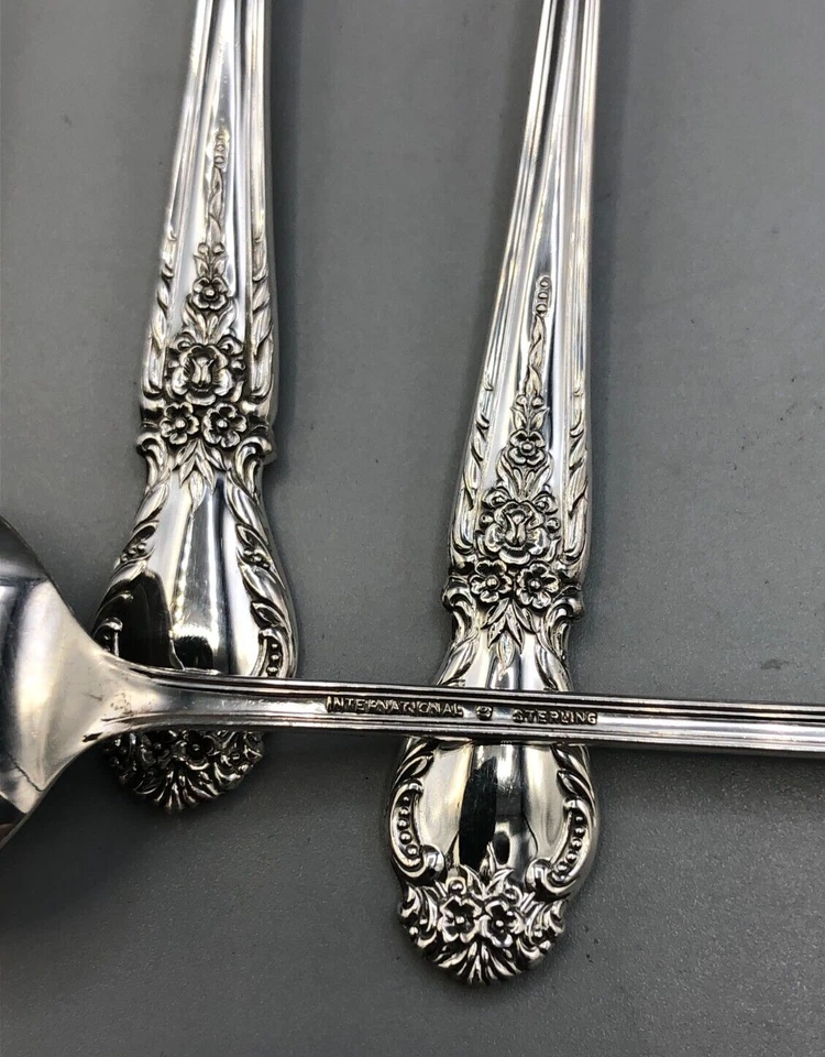 Juego de 8 cucharaditas heladas Brocade by International de plata de ley 7,25" Foto 3 de 4