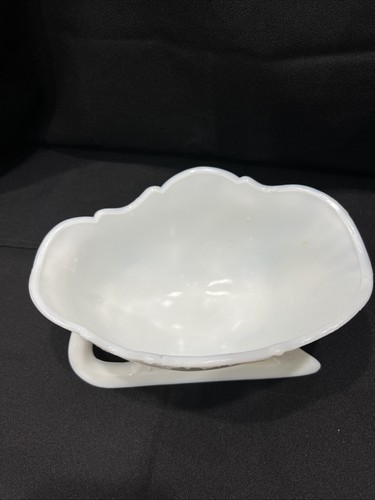 VTG Westmoreland Milk Glass Sleigh /Christmas Decor 5”T X 9.25”L X 6”W beautiful - Picture 3 of 7