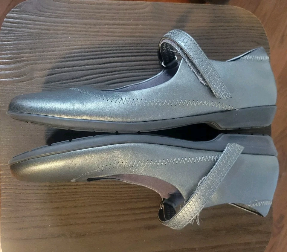 Cunas para caminar talla 9,5S zapatos de cuero Mary Janes plateados/estaño para mujer Foto 3 de 4