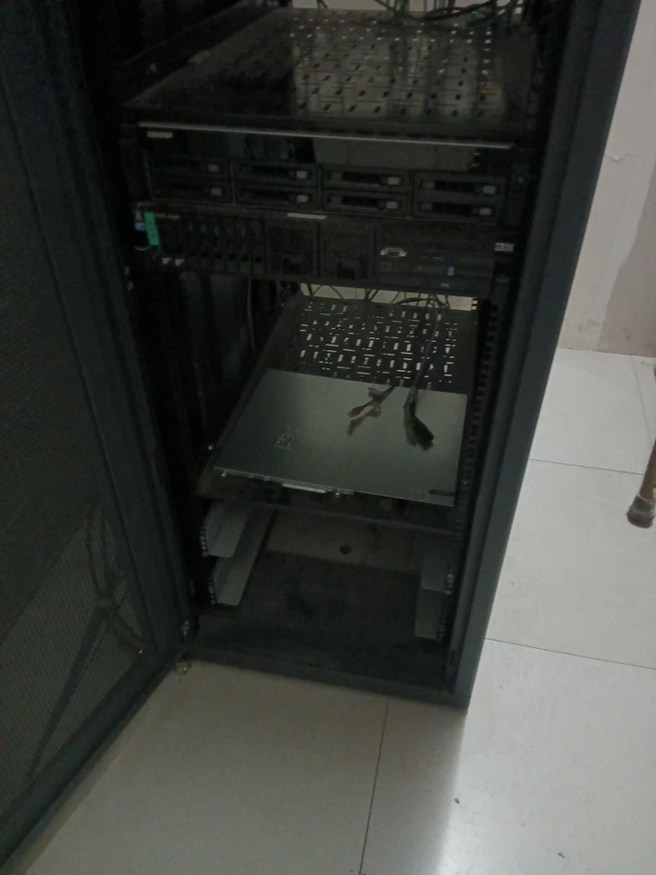 Armadio rack server IBM - Image 4 of 4