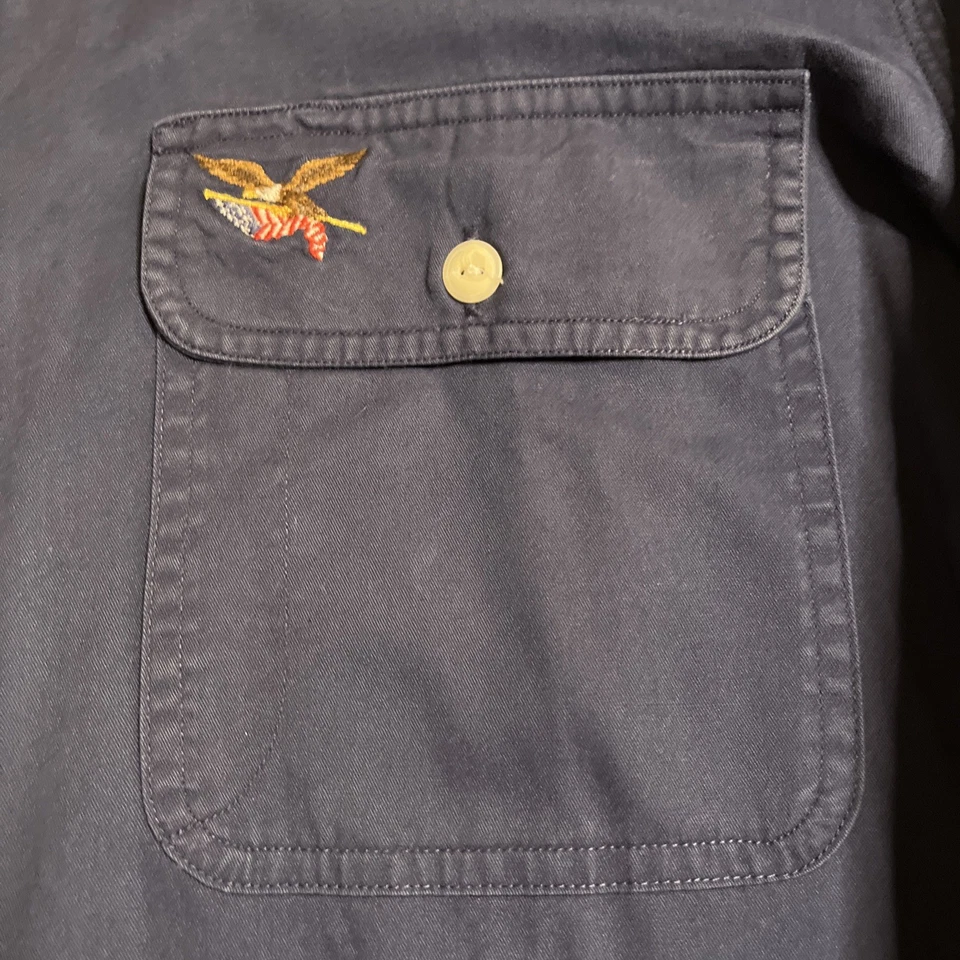 Camisa con botones azul American Living para hombre talla M mediana bolsillo con logotipo de águila Foto 3 de 4