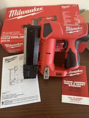 Milwaukee 2540-20 M12 Chiodatrice compatta a perno senza fili calibro 12 V 23 (13-35 mm)