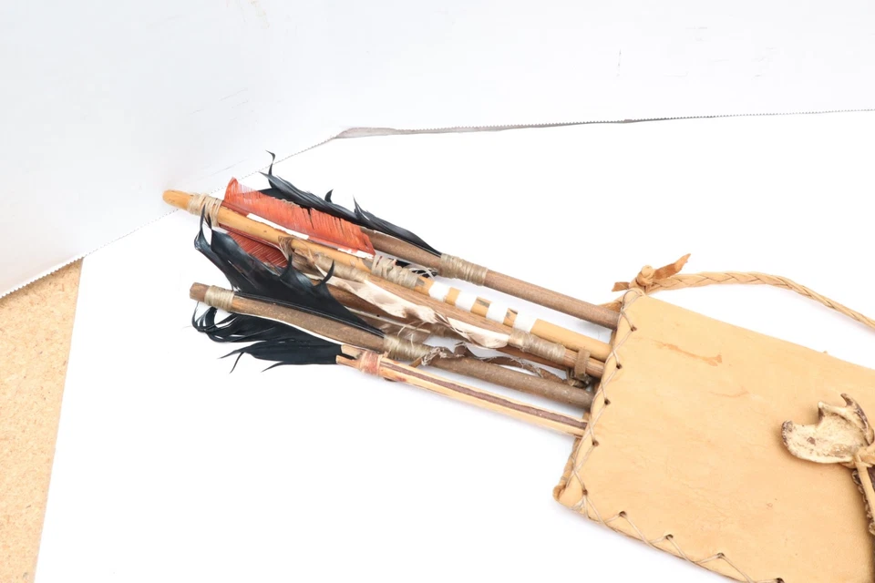 Carcaj de cuero indio sioux nativo americano vintage con flechas para un arco Foto 2 de 4