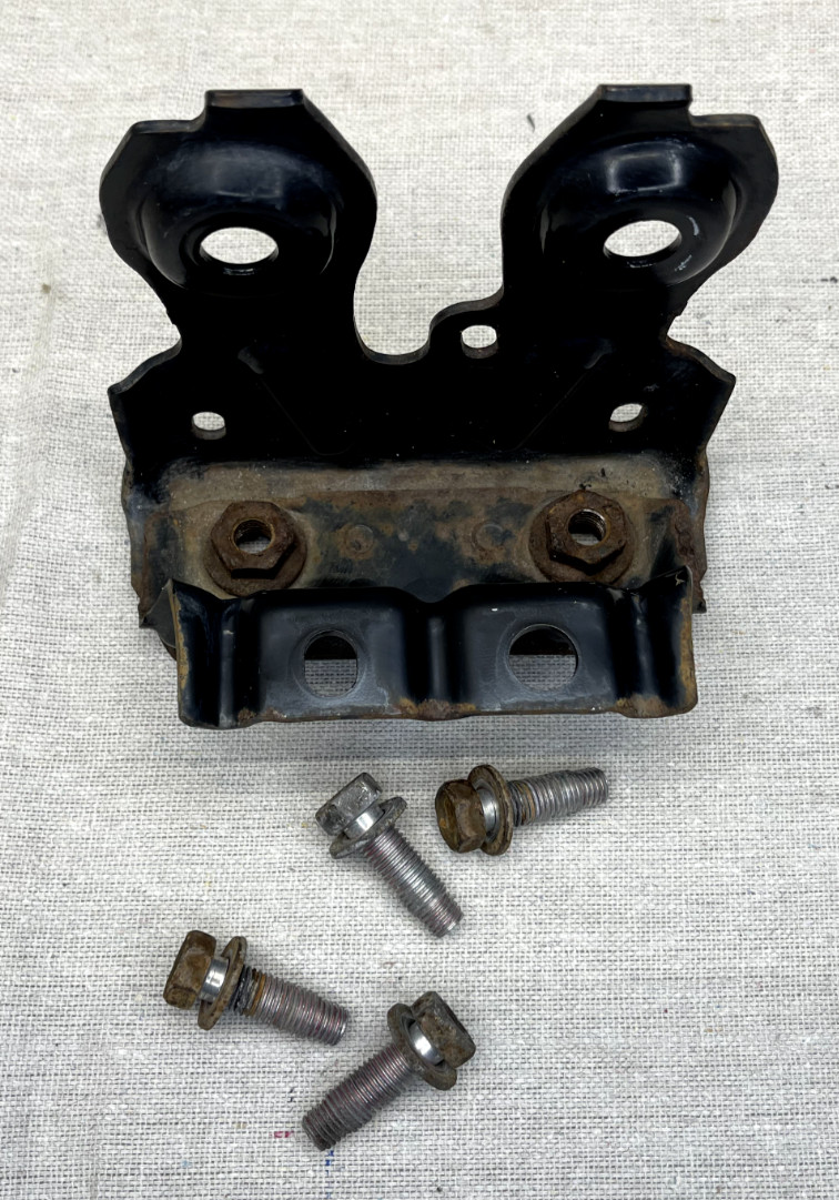 06-23 Lexus IS250 IS350 ISC STABILIZED BAR BRACKET LEFT OR RIGHT OEM 48809-30090