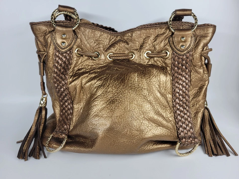 Bolso Hobo Elliot Lucca Metálico Dorado Correas Tejidas Borlas Boho Elegante Foto 2 de 4
