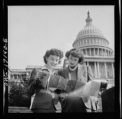 Photo:Washington DC United States 1940s women with map at U.S. Capitol