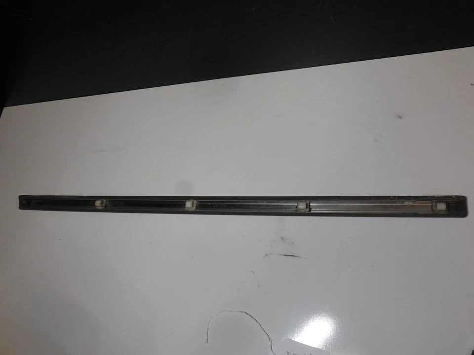 Moldura de tira de moldura de puerta trasera izquierda 84-93 mercedes-benz w201 190d 190e Foto 4 de 4