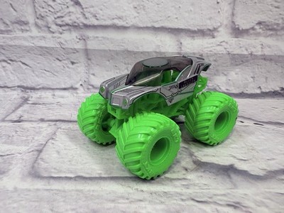 Hot Wheels Spin Master Monster Jam ALIEN INVASION Truck GREEN TIRES 1:64 EUC H