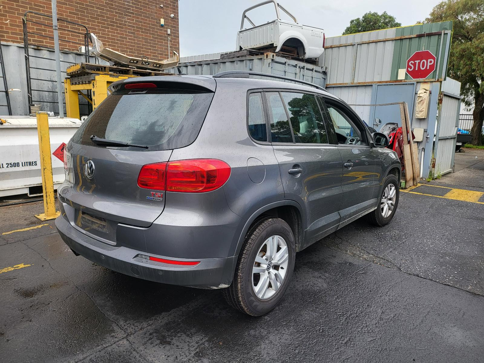 Volkswagen Tiguan Grille 5N 07/2011-08/2016 - thumbnail 5