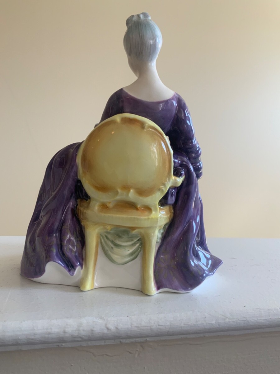 シャーロット HN2421 レディ 犬の置物 1971年 ボーンチャイナ シャーロット HN2421 レディ 犬の置物 1971年 ボーンチャイナ