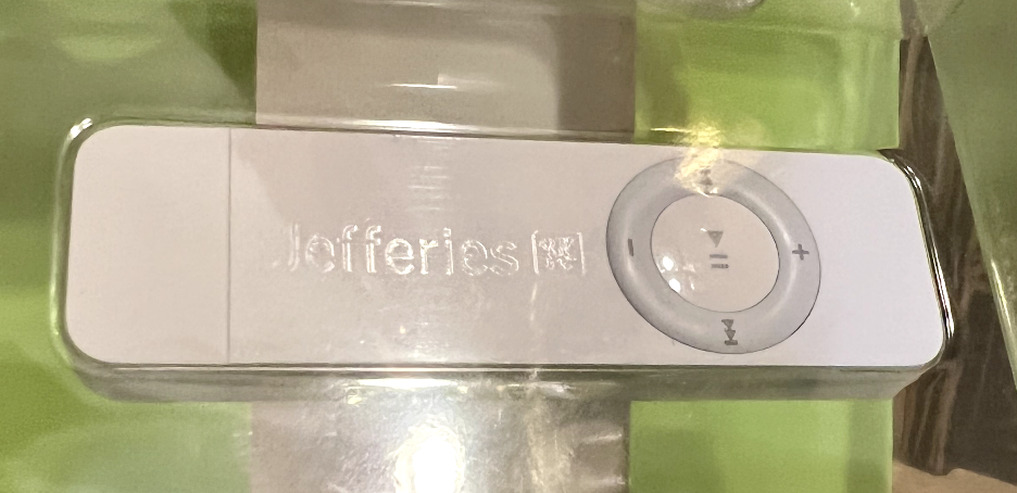 Apple iPod Shuffle 1st Generation 512MB White A112 M9724LL/A