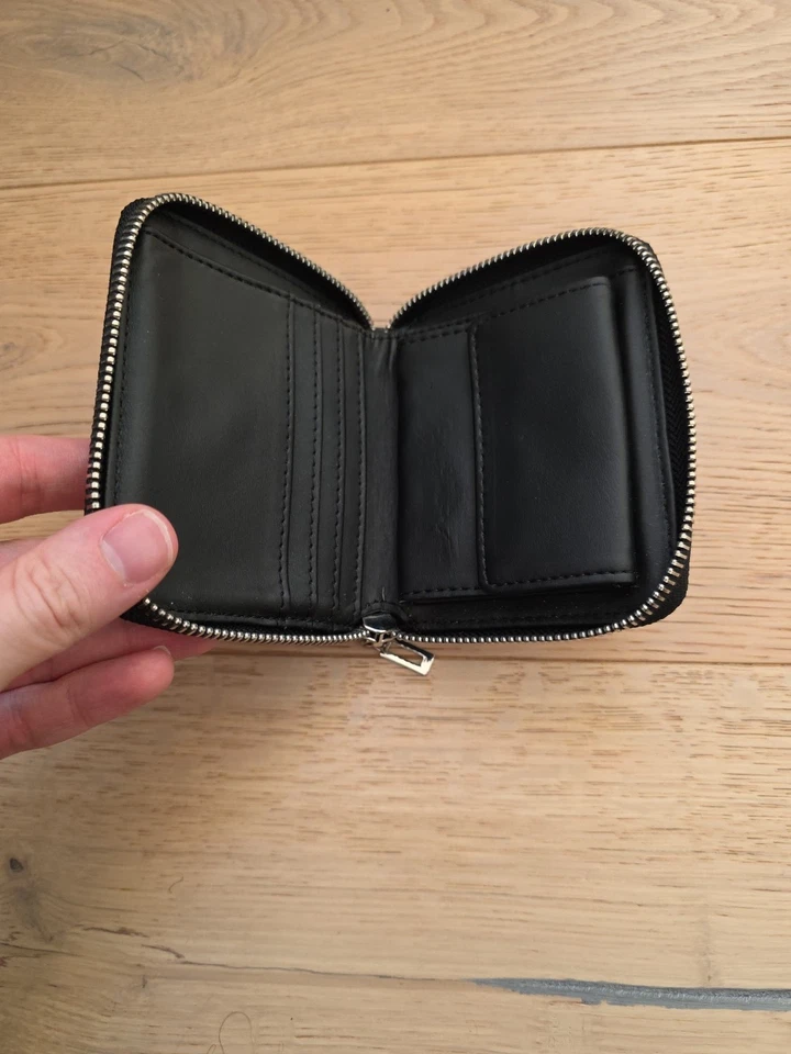 Cartera Guess para mujer negra en relieve con cremallera alrededor pequeña plegable tarjetero Foto 3 de 3