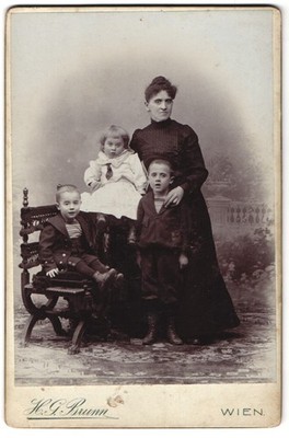 Photograph H. P. Brunn, Vienna, Margarethenstr. 22, strict looking mother with K 