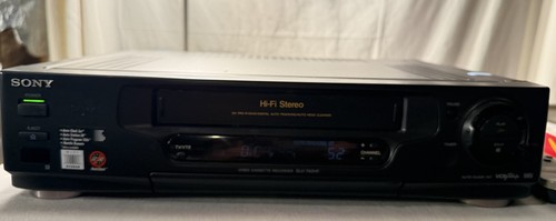 Sony VHS Player VCR Video Cassette Recorder SLV-740HF Powers On FOR PARTS READ