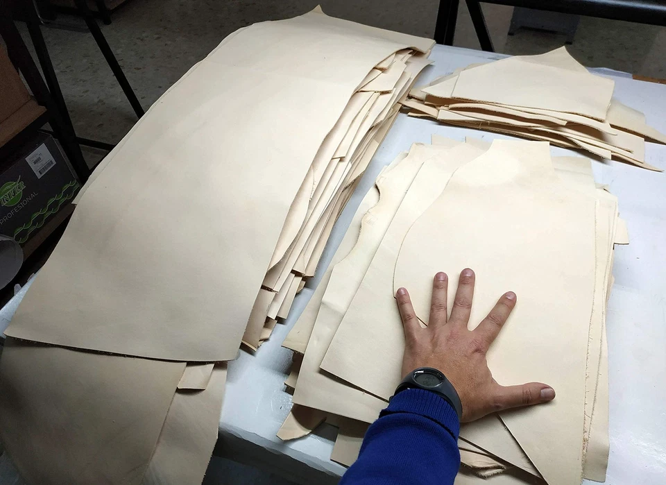 - Veg Tan Leather Pieces 3-4 Sq Feet - 1 LB large pieces and medium scraps | ... - Image 3 of 4