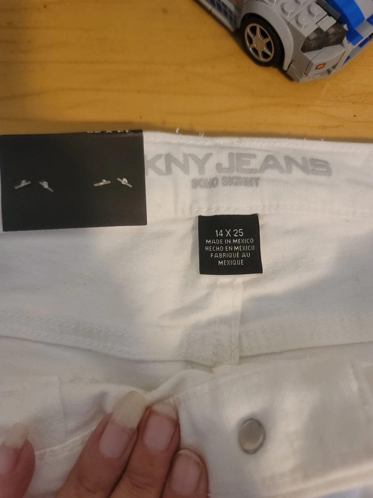 DKNY NWT White Capri Pants Size 14x25