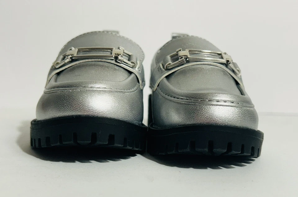 Mocasines con suela Gap para niños pequeños talla 5 plateados con hebilla Foto 2 de 4