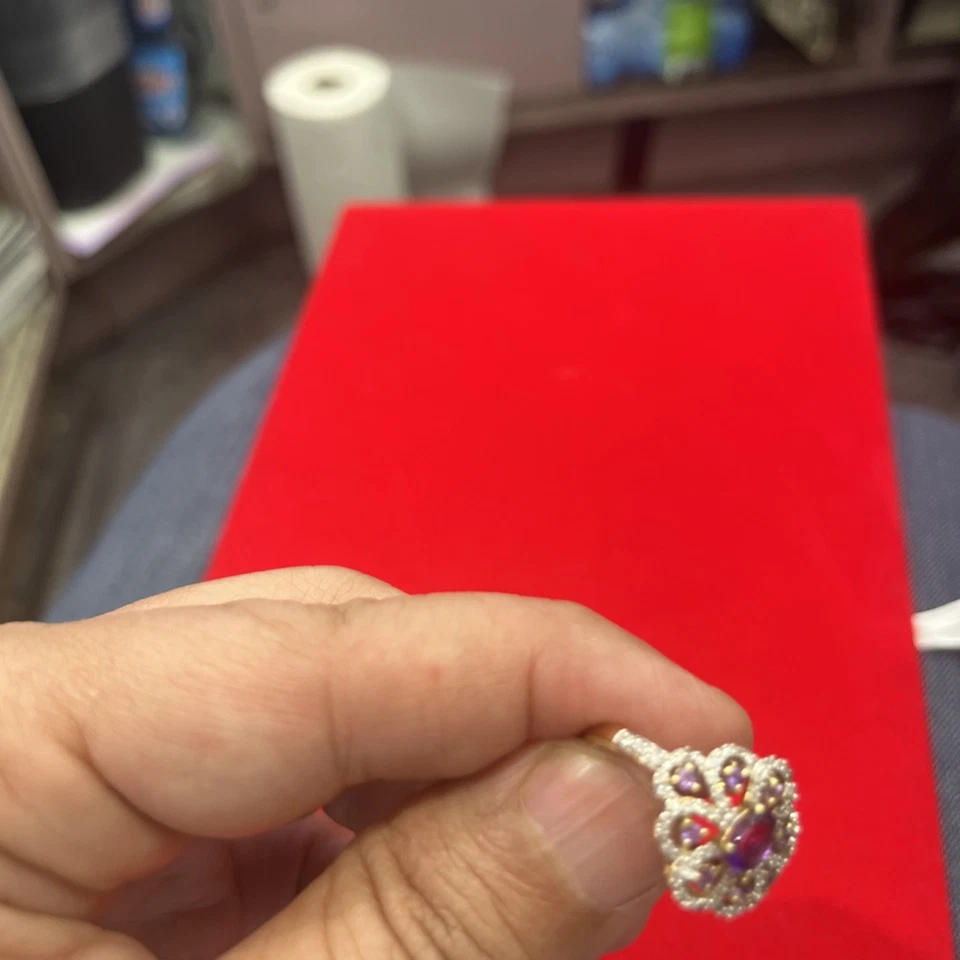 Anillo de oro 10K; diseño de racimo o halo; amatista en el medio y diamante Foto 3 de 4