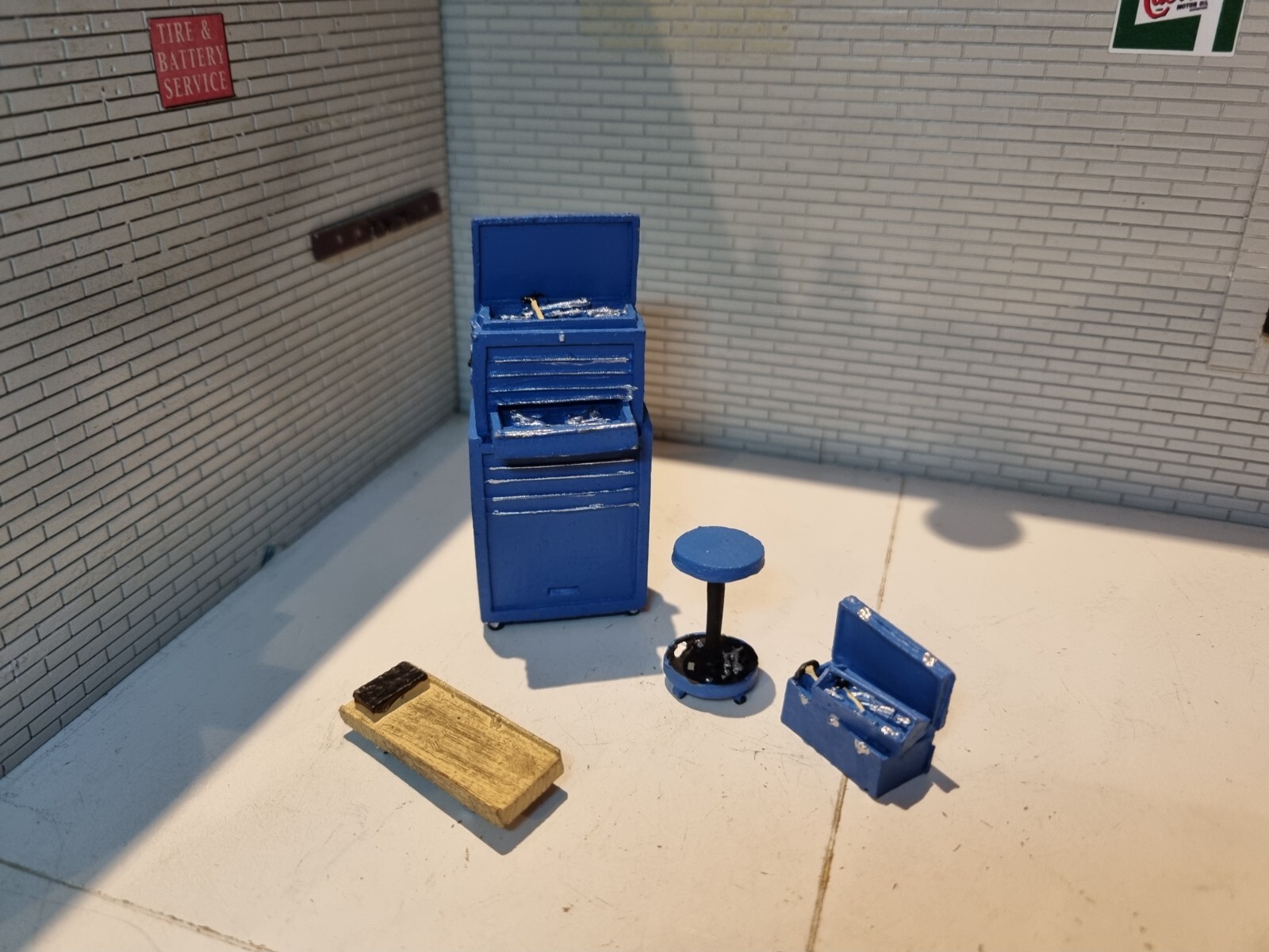 Garage Tools Model Blue Workshop 1:24 Scale Mechanic Cabinet Dolly Diorama Set