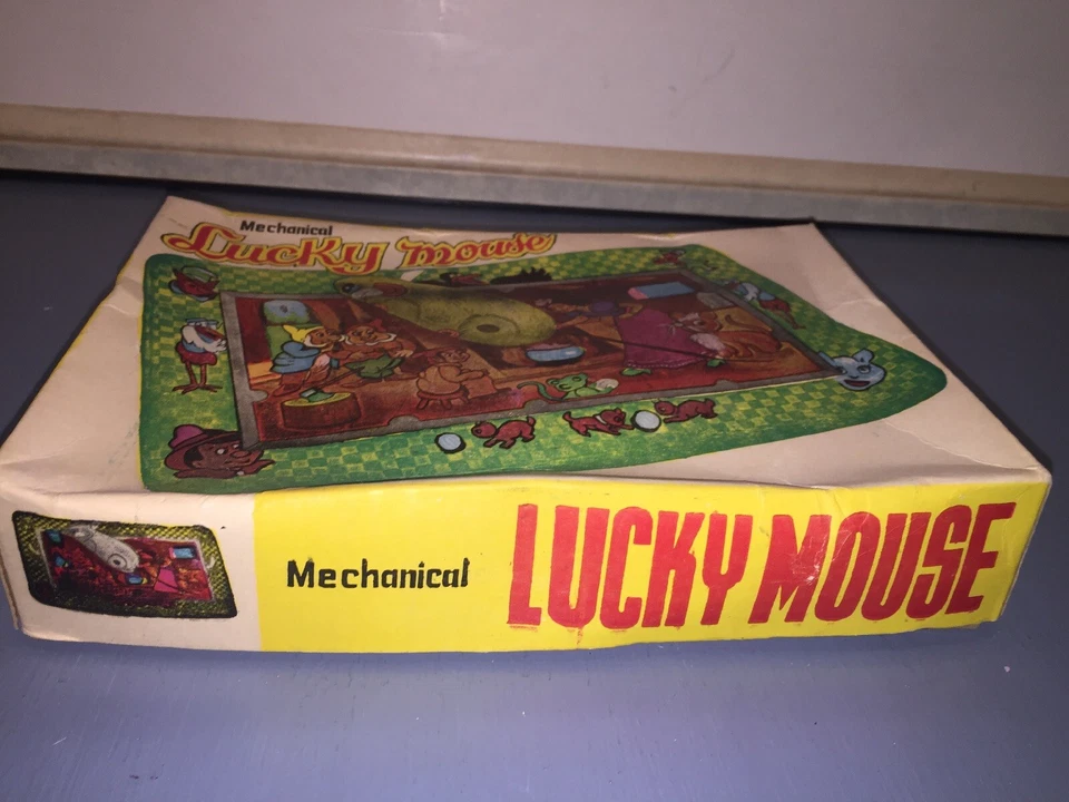 老式机械锡幸运老鼠玩具带迪士尼白雪公主背景 — 第 2/4 张图片