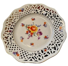 Beautiful Schumann Dresden Bavaria 10 1/2” Reticulated Gold Rim Dinner Plate