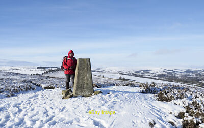 Foto 6x4 Trigpunkt auf Knitsley Fell Thornley Ein Wanderer bei der bescheidenen Summe c2021
